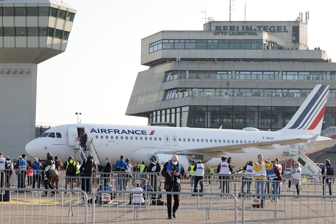 Der Air France Flug AF1235 ist zum Einstieg bereit – Bodenpersonal, Crew, Passagiere und Presse begleiten den letzten Flug ab TXL. (Bildquelle: BER / photothek.de)
